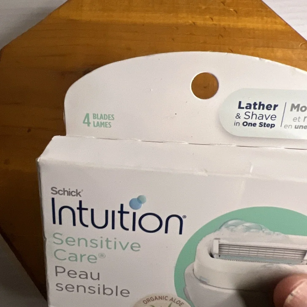 SCHICK INTUITION 3 PACK CARTRIDGE REFILLS SENSITIVE CARE (ALOE & VITAMIN E) - Picture 2 of 7